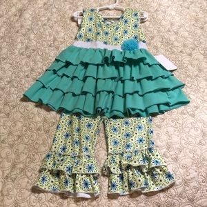 Adorable 2 piece 👗 dress w/ capris